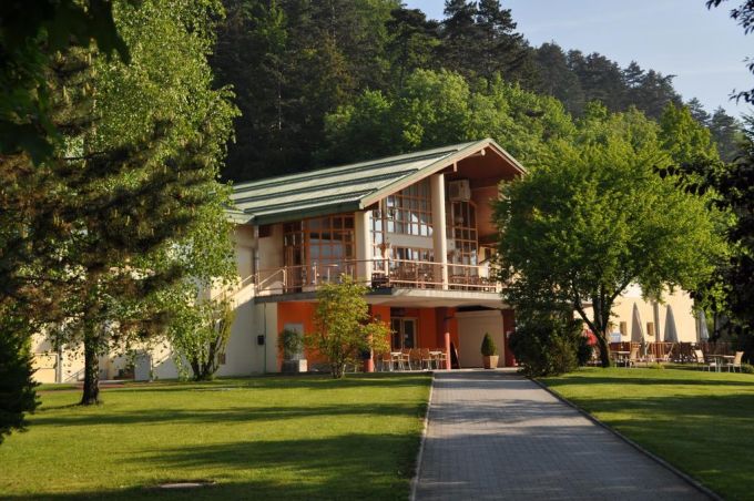 Hotel Harmonija Ubicato nella località di Menges, a 15 km dal centro di Lubiana, l'Hotel Harmonija è un albergo con centro estetico e benessere che propone sport, attività ricreative e benessere immersi nella natura.