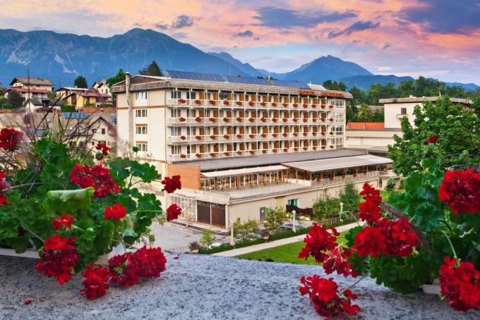 Hotel Jelovica. Situato nel centro storico di Bled, nelle vicinanze del centro conferenze, l'Hotel Jelovica si trova all'interno di un parco termale sul Lago di Bled Hotel Jelovica