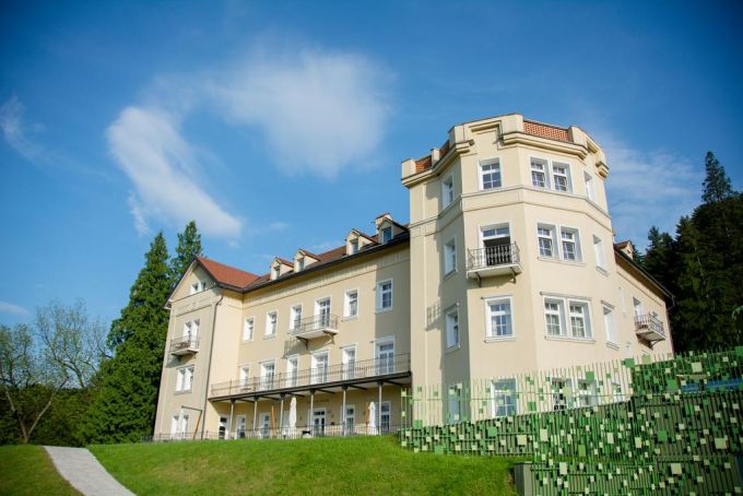 Hotel Sofijin Dvor Hotel Sofijin Dvor. Ubicato in un edificio storico all'interno del centro termale e benessere di Rimske Terme, il Rimske Terme - Hotel Sofijin Dvor vanta sistemazioni elegantemente arredate