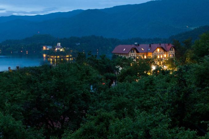 Hotel Triglav. Riaperto nell'aprile del 2009 a seguito di significativi lavori di ristrutturazione, questo hotel a 4 stelle risalente al 1906 sorge a soli 200 metri dal Lago di Bled, nelle immediate vicinanze della stazione ferroviaria.