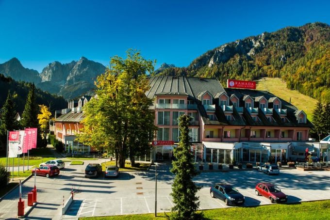 Ramada Hotel & Suites Kranjska Gora Il Ramada Hotel & Suites Kranjska Gora si trova a circa 100 metri dalle piste sciistiche, proprio nel centro di Kranjska Gora, accanto alla zona pedonale principale.