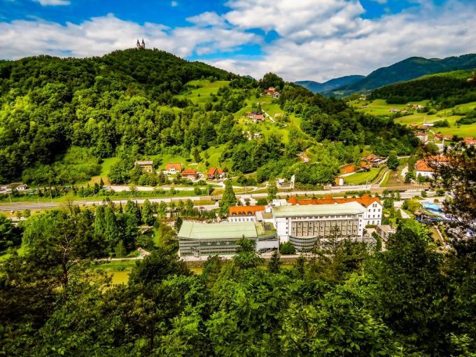 Hotel Zdravilisce Lasko. Provvisto di un centro benessere e dalla connessione LAN gratuita, l'Hotel Zdravilišče Laško sorge in un parco tranquillo vicino al fiume Savinja, a 15 minuti a piedi dal centro di Laško.