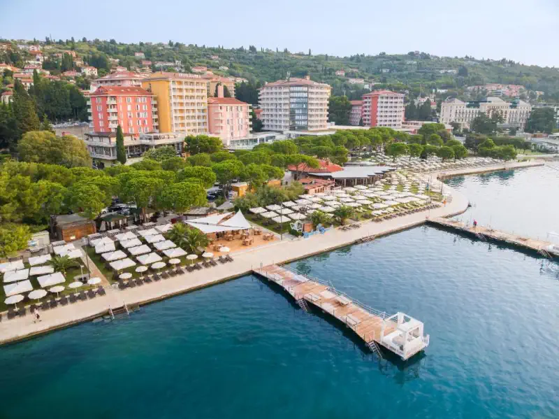 Il 4 stelle Hotel Riviera - Terme & Wellness LifeClass occupa una posizione privilegiata nel cuore di Portorose, proprio sul mare,