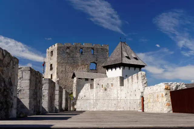 Posso combinare la visita dei castelli con grotte e laghi?