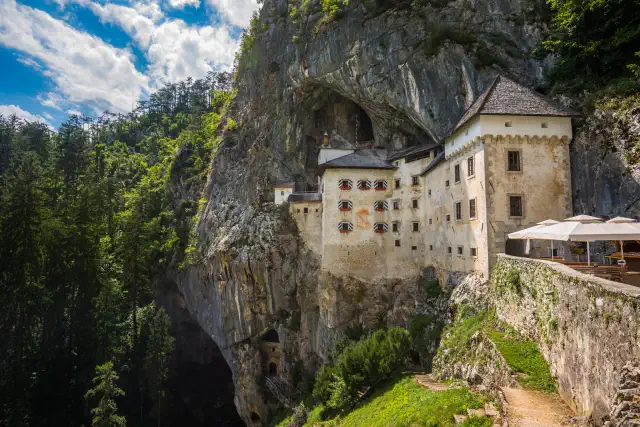 tour castelli Slovenia con visita Predjama e Postumia