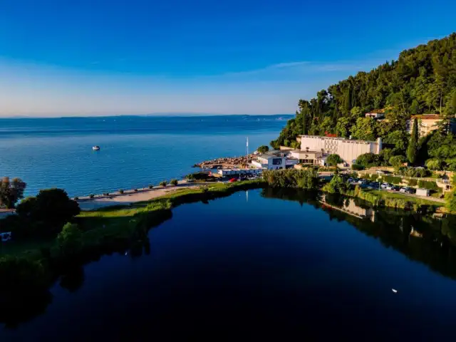 Barbara Piran Beach Hotel. Pirano è una cittadina affascinante in stile veneziano, con vicoli stretti e una splendida piazza sul mare.