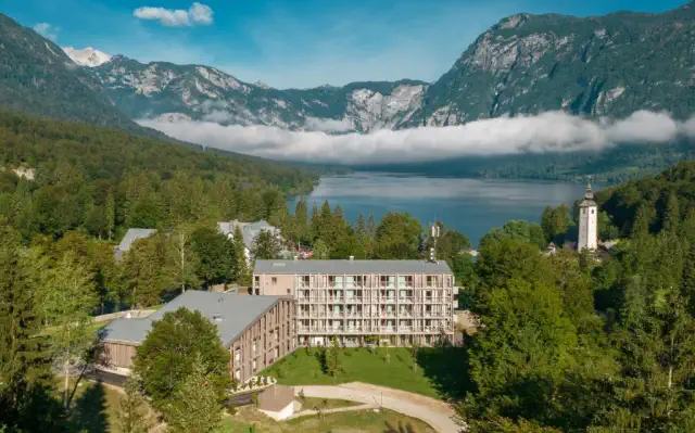 Hotel Bohinj. Struttura nuova e molto accogliente a due passi dal lago. Spa esclusivamente per adulti, dotata di tutto il necessario e gestita in modo da non essere in over booking.