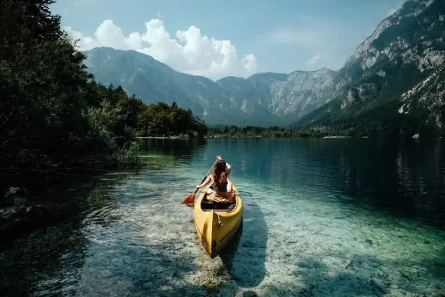 A pochi chilometri da Bled, il lago di Bohinj è più selvaggio e meno affollato. Si trova nel cuore del Parco Nazionale del Triglav ed è perfetto per chi cerca tranquillità.