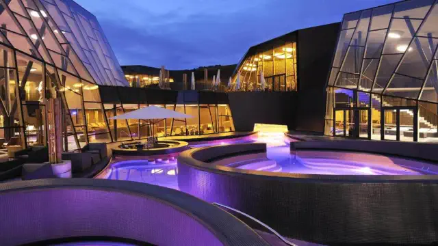 Il centro benessere Orhidelia vi delizierà con piscine all’aperto e al coperto, aree relax e saune pensate per coccolarvi in ogni modo possibile. Dal 2009, il miglior centro benessere della Slovenia.